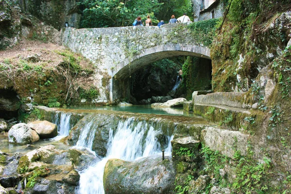 Skalisty Most Świecach Nad Rzeką Górach Toskanii Włoszech Latem — Zdjęcie stockowe