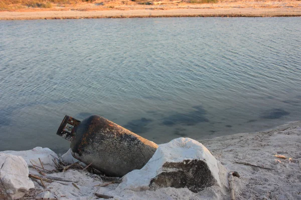 Rostige Gasflasche Sand Des Ufers Ausgesetzt Und Verschmutzt — Stockfoto