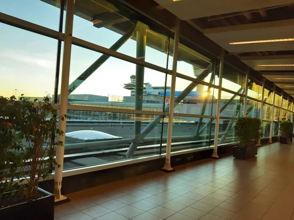 Αεροδιάδρομος Ενός Εγκαταλελειμμένου Ευρωπαϊκού Αερολιμένα Χωρίς Μετακινήσεις Στο Άμστερνταμ — Φωτογραφία Αρχείου