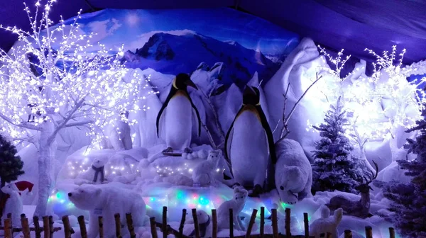 Romantik kuzey kutbu mavi karlı peri manzarası şirin penguenler Noel tatilini bekliyor.
