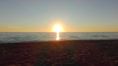 Güneşin romantik günbatımı ufukta deniz suyunun üzerinde Toskana sahilinde