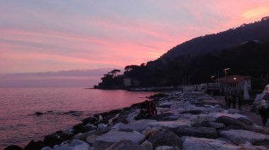 Güneşin romantik günbatımı ufukta deniz suyunun üzerinde Toskana sahilinde