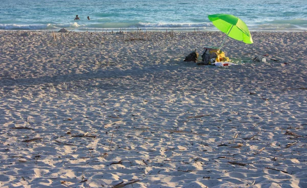 Одинокий Зеленый Зонтик Пляже Моря Холоде Перед Океанской Водой Итальянской — стоковое фото