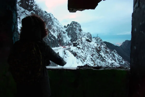 Zakapturzona Dziewczyna Futerkiem Wychodzi Rustykalny Zrujnowany Balkon Podziwiając Zimą Śnieżnobiałą — Zdjęcie stockowe