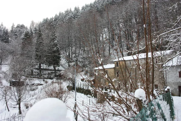 Beyaz Karlı Dağ Tepelerindeki Terk Edilmiş Köy Toskana Daki Ormanın — Stok fotoğraf