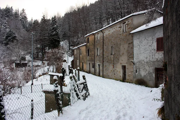 Pueblo Abandonado Pico Nevado Blanco Reversa Bosque Toscana — Foto de Stock