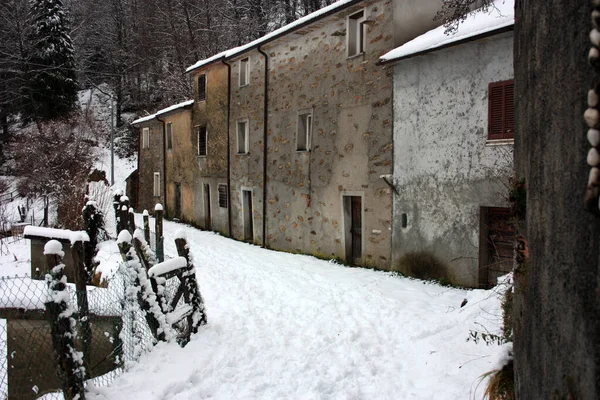 Verlassenes Dorf Weißem Schneebedecktem Berggipfel Wald Der Toskana — Stockfoto