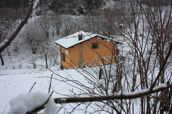 Самотня Сучасна Каюта Гірському Піку Серед Білого Зимового Снігу Тоскані — стокове фото