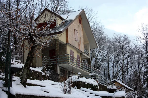 Samotny Nowoczesny Domek Szczycie Góry Wśród Białego Śniegu Zimowego Toskanii — Zdjęcie stockowe