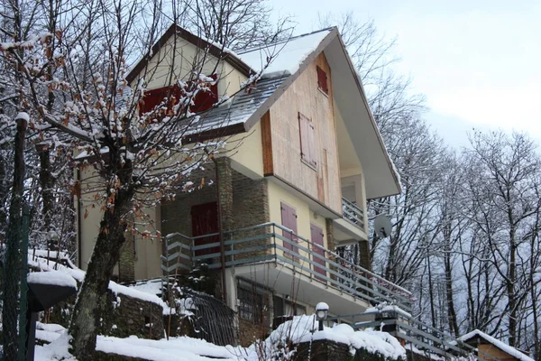 Eenzame Moderne Hut Bergtop Tussen Witte Wintersneeuw Toscane — Stockfoto