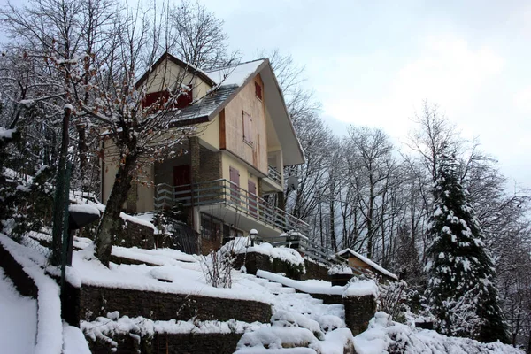 Cabina Moderna Solitaria Vetta Alla Montagna Tra Bianca Neve Invernale — Foto Stock