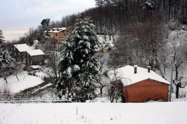 Apuan Alpleri 'ndeki dağlarda ıssız bir köy. Toskana' da kışın beyaz peri karına gömülmüş.