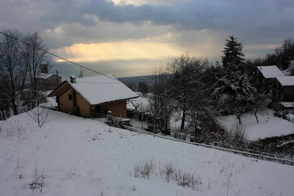 Aislado Pueblo Las Montañas Los Alpes Apuanos Sumergido Blanca Nieve — Foto de Stock