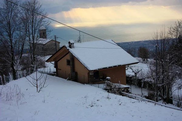 Aislado Pueblo Las Montañas Los Alpes Apuanos Sumergido Blanca Nieve —  Fotos de Stock