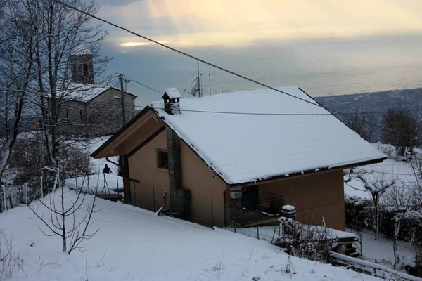 Aislado Pueblo Las Montañas Los Alpes Apuanos Sumergido Blanca Nieve —  Fotos de Stock