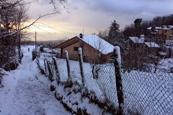 Dağlarda Küçük Bir Kulübe Dağ Evi Kışın Yumuşak Beyaz Karında — Stok fotoğraf