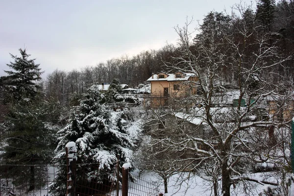 Piccola Capanna Chalet Montagna Nella Soffice Neve Bianca Dell Inverno — Foto Stock