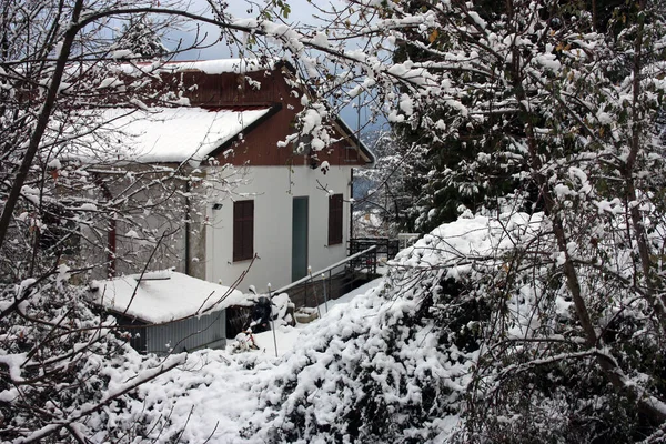 Cabana Pequena Chalé Nas Montanhas Neve Branca Macia Inverno Panorama — Fotografia de Stock