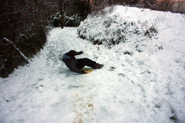 Sleeën Langs Een Pad Bedekt Met Witte Sneeuw Bergen Winter — Stockfoto