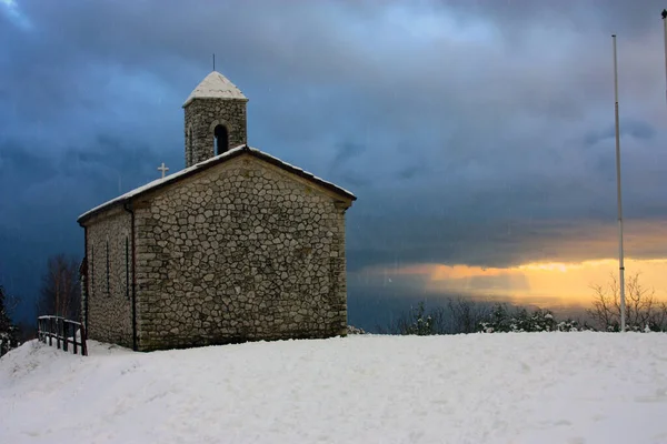 Rústica Iglesia Provincial Piedra Frío Nieve Blanca Las Montañas Toscana —  Fotos de Stock