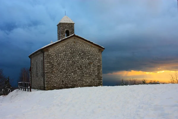 Rústica Iglesia Provincial Piedra Frío Nieve Blanca Las Montañas Toscana —  Fotos de Stock