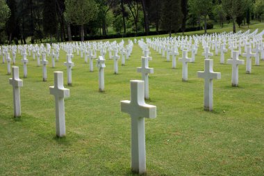 İkinci Dünya Savaşı 'nın Amerikan askeri mezarlığında Floransa' daki güzel yeşil çimlerin altında yatan ölü askerlerin haçlarıyla çekilmiş.
