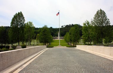 İkinci Dünya Savaşı 'nın Amerikan askeri mezarlığında Floransa' daki güzel yeşil çimlerin altında yatan ölü askerlerin haçlarıyla çekilmiş.