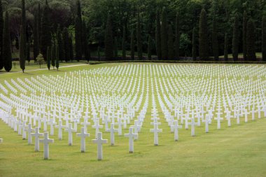 İkinci Dünya Savaşı 'nın Amerikan askeri mezarlığında Floransa' daki güzel yeşil çimlerin altında yatan ölü askerlerin haçlarıyla çekilmiş.