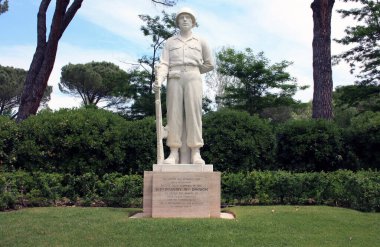 İkinci Dünya Savaşı 'nın Amerikan askeri mezarlığında Floransa' daki güzel yeşil çimlerin altında yatan ölü askerlerin haçlarıyla çekilmiş.