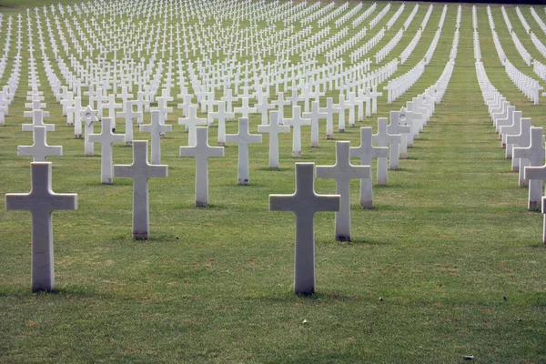 Tiro Cemitério Militar Americano Segunda Guerra Mundial Com Cruzes Dos — Fotografia de Stock