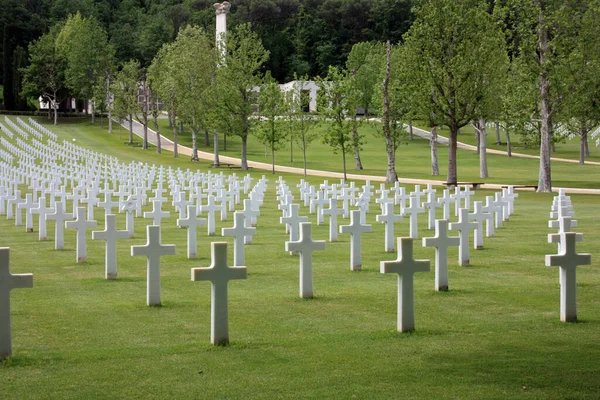 Знімок Американського Військового Кладовища Другої Світової Війни Хрестами Загиблих Солдатів — стокове фото