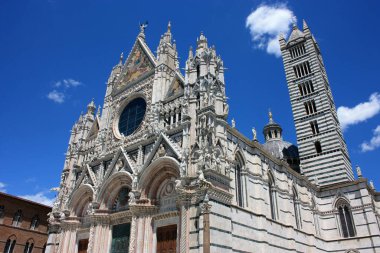 Santa Maria Assunta Metropolitan Katedrali ya da Toskana 'da güneşli bir günde Siena Duomo' su.