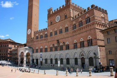 Ortaçağ Piazza del Campo di Siena ve belediye binasının kırmızı şehir kulesi.