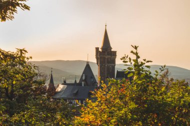 Almanya 'daki Harz Dağları Ulusal Parkı' nda günbatımında Wernigerode Şatosu