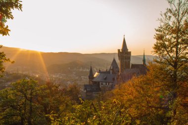 Almanya 'daki Harz Dağları Ulusal Parkı' nda günbatımında Wernigerode Şatosu