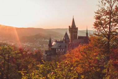 Almanya 'daki Harz Dağları Ulusal Parkı' nda günbatımında Wernigerode Şatosu