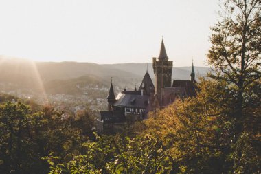 Almanya 'daki Harz Dağları Ulusal Parkı' nda günbatımında Wernigerode Şatosu