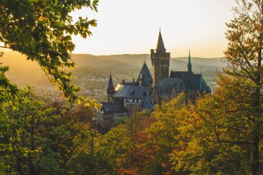 Almanya 'daki Harz Dağları Ulusal Parkı' nda günbatımında Wernigerode Şatosu