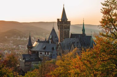 Almanya 'daki Harz Dağları Ulusal Parkı' nda günbatımında Wernigerode Şatosu