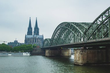 Arkasında Köln Katedrali olan ünlü Hohenzollern Köprüsü, Köln, Almanya