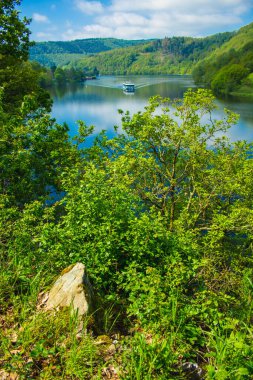 Almanya 'daki Eifel Ulusal Parkı' nda. Rursee Gölü manzarası ve Kuzey Ren-Vestfalya 'daki yeşil tepeler