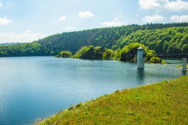 Eifel Ulusal Parkı, Almanya 'da Urft Gölü. Kuzey Ren-Vestfalya 'da göl ve nehir manzarası ve yemyeşil manzaralar.