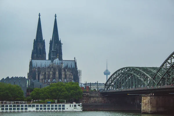 Famosa Ponte Hohenzollern Com Catedral Colônia Dia Nublado Colônia Alemanha — Fotografia de Stock
