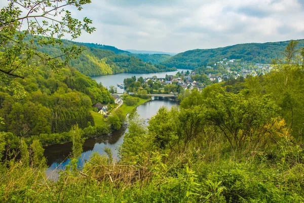 Almanya 'daki Eifel Ulusal Parkı' nda. Kuzey Ren-Vestfalya 'da Rursee Gölü ve Einruhr Köyü manzarası