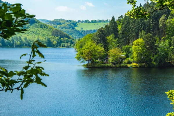 ドイツのアイフェル国立公園にある ノルトライン ヴェストファーレン州のルルセ湖と緑豊かな風景 — ストック写真