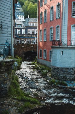 MONSCHAU, GERMANY - MAI 22 2019: Noth Ren-Vestfalya 'nın Eifel bölgesinde küçük resim kasabası. Yarı keresteli evleri ve kaldırımlı caddeleri ile ünlüdür.