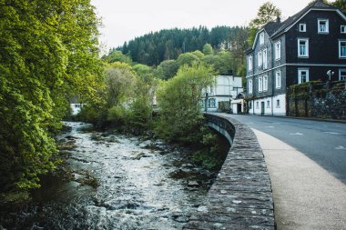 Eifel bölgesinde Monschau. Almanya 'da Noth Ren-Vestfalya' da küçük bir şehir.