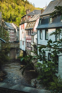 Eifel bölgesinde Monschau. Almanya 'da Noth Ren-Vestfalya' da küçük bir şehir.