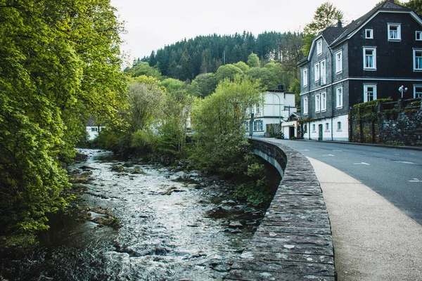 Monschau Dans Région Eifel Une Petite Ville Pittoresque Noth Rhin Image En Vente