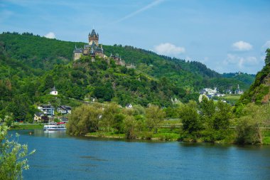 Komedi. Rhineland-Palatinate, Almanya 'da Moselle Nehri' nde küçük bir şehir..